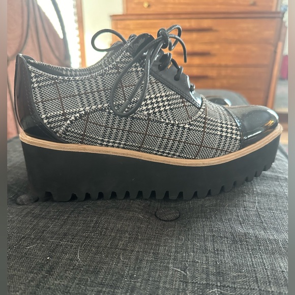 Worn once like new size 8 women’s platform stylish shoes - Picture 5 of 5
